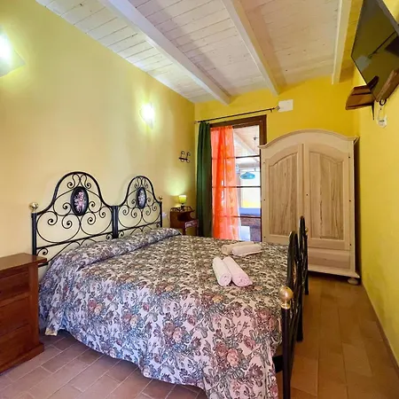 Welcoming In With Pool * Urbania