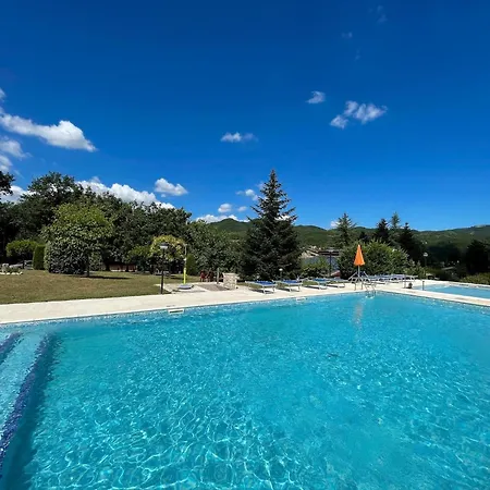 Vakantiehuis Welcoming In With Pool Urbania
